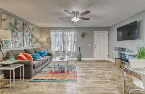 University Condo | Urban Living - Cozy & Modern - Ace Location