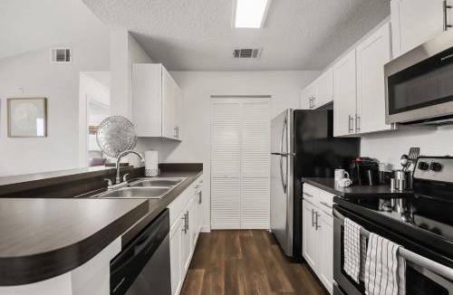 Trailer Estates Apartment | Viagem Stylish 1BR with Balcony Pool Gym