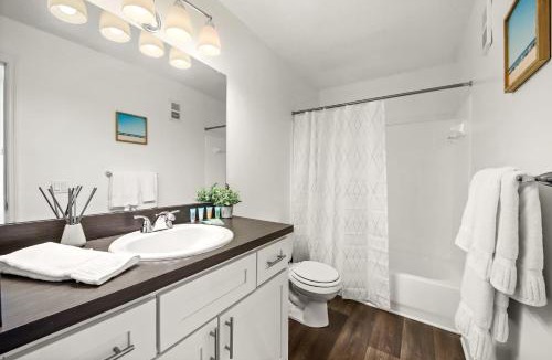 Trailer Estates Apartment | Viagem Stylish 1BR with Balcony Pool Gym