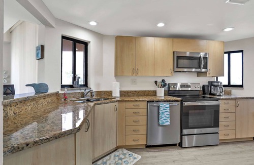 Sand Key Condo | Vibrant ocean view condo with hot tub tennis court pool WD balcony and grill