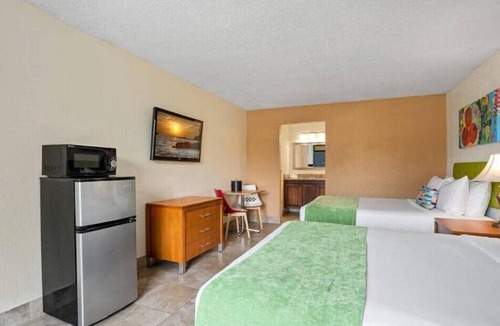 Historic Downtown Kissimmee Hotel | Vibrant Room w 2 DBL Beds Near Local Attractions & Restaurants