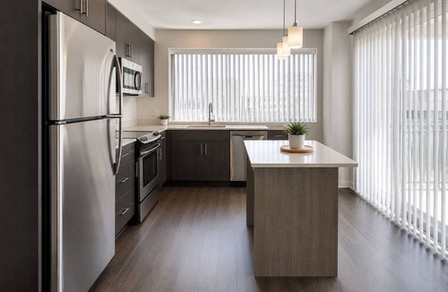 Toronto Entertainment District Hotel | Vibrant Studio Suite Close to Shows, Food & Transit