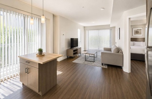 Toronto Entertainment District Hotel | Vibrant Studio Suite Close to Shows, Food & Transit