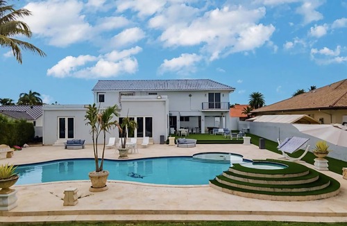 Ludlam House | Villa Caleta