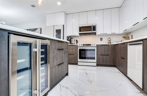 Palm Harbor House | Villa Luxe ~ heated saltwater pool ~near famous beaches