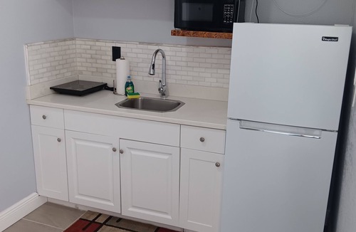 Pinecrest West Park Apartment | Villa Paris apartment#2 close to airport, hospital, stadium, market, store