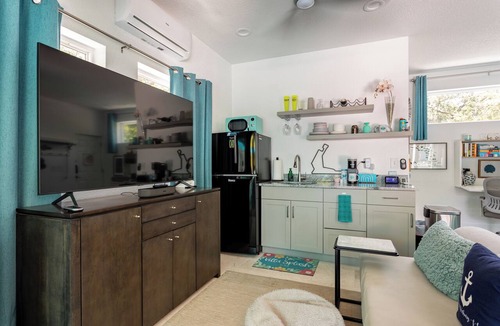 United Central Apartment | Villa Splash! Centrally located in St Pete. A studio efficiency w/private pool