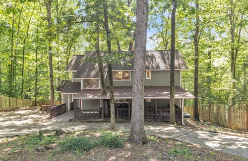 Taylors House | Vintage 4BR Retreat with Game Room & Fire Pit