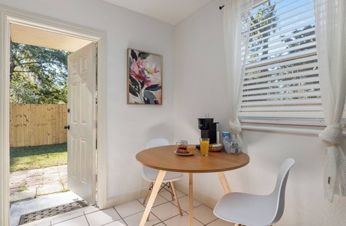 Gainesville Cottage | Vintage Cottage close to UF
