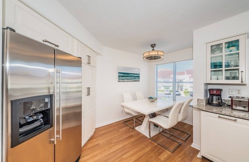 Isla del Sol Condo | Vista Verde E Beautifully Updated, 'Contemporary Condo'