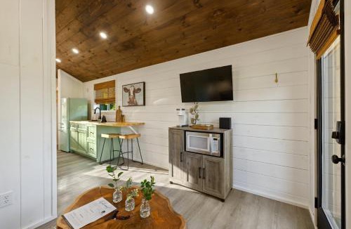 Lake City House | Vista Verde Farm Retreat - Stylish Cabins Nearby Springs