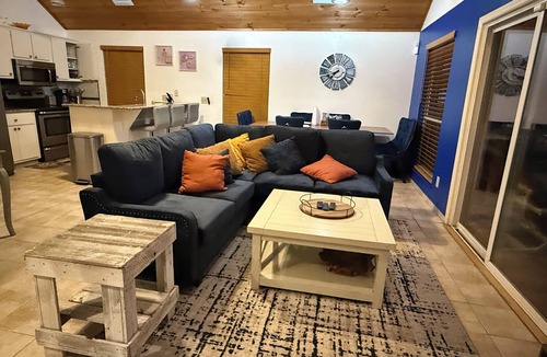 Dunnellon House | Wake up to river views:dreamy 4 bedrooms escape by the city beach in Dunnellon.