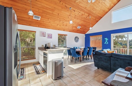 Dunnellon House | Wake up to river views:dreamy 4 bedrooms escape by the city beach in Dunnellon.