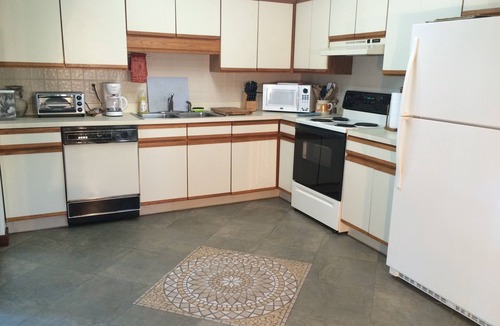 Butler Beach House | WALK TO BEACH AND ESTUARY and DOG FRIENDLY