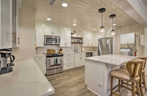 West Beach Cottage | Walk to Beach! Remodeled Cottage on Sparrow Pond