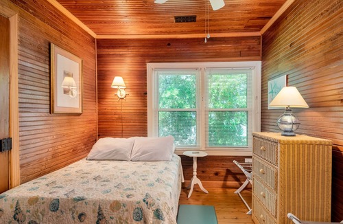 Folly Beach House | Walk to Beach & Town! Sleeps 4 / 2 BD, 2 BA / Dog Friendly / Screened Porch