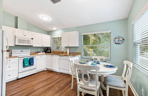 Palm Harbor Villa | Walk to beach & trail-bikes, beach gear, porch