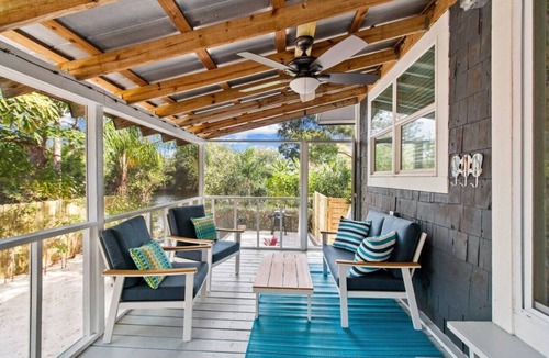 Palm Harbor Villa | Walk to beach & trail-bikes, beach gear, porch