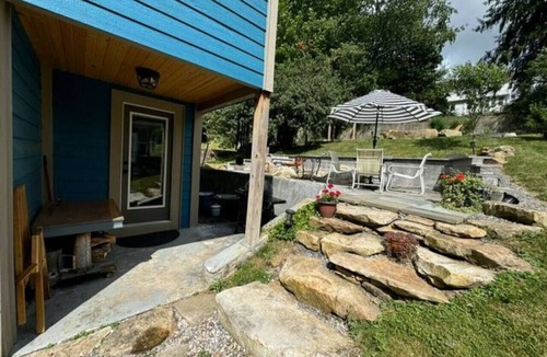 Thomas Apartment | Walk to Dining & River Walk | Cozy Backyard & Fireplace