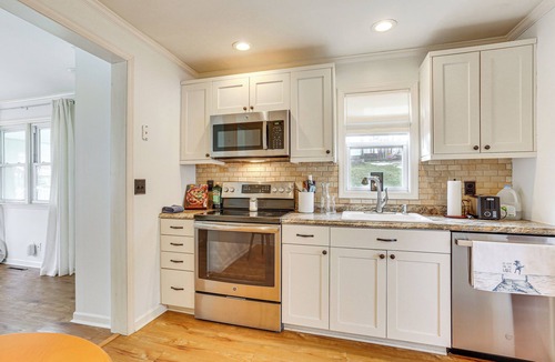 Hopatcong House | Walk to Lake Hopatcong: Vibrant Home w/Deck!