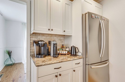 Hopatcong House | Walk to Lake Hopatcong: Vibrant Home w/Deck!