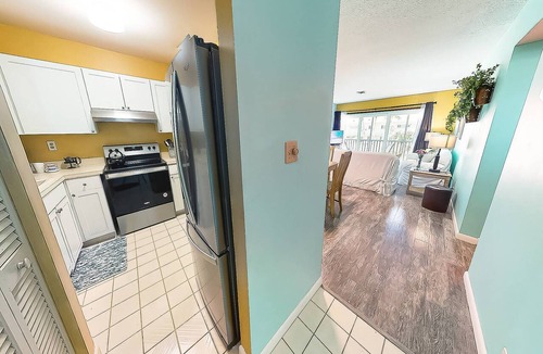 Saint Armands Key Condo | Walk to Lido Beach & Steps to St. Armand's Circle | Heated Pool and Spa | BBQ