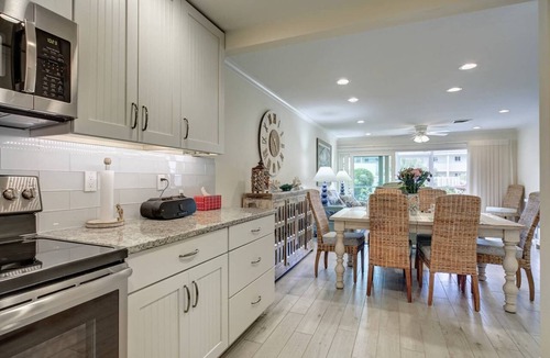 Saint Armands Key Condo | Walk to Lido Beach, Walk to Armand Cir with Dining & Shopping, WiFi, Xfinity, 2TV's, Heated Pool/Spa