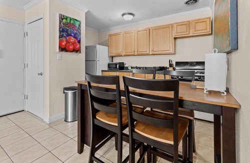 Gainesville Condo | Walk to Shands/UF - Budget 2 Bedroom Condo, Pool!