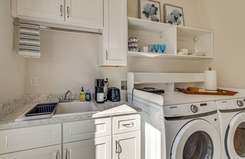 Crystal River Cottage | Walk to Springs, 700 Ft to Dtwn! Crystal River Gem