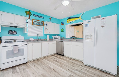 Lenox Park House | Walk to the pier and all attractions! Mermaid Manor