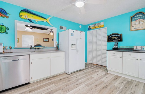 Lenox Park House | Walk to the pier and all attractions! Mermaid Manor