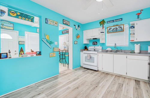 Lenox Park House | Walk to the pier and all attractions! Mermaid Manor