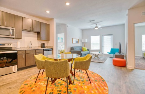 Gainesville Apartment | Walk to UF | Stylish 2BR | Ideal for Hospital & Gator Visitors