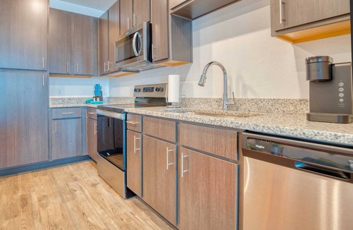 Gainesville Apartment | Walk to UF | Stylish 2BR | Ideal for Hospital & Gator Visitors