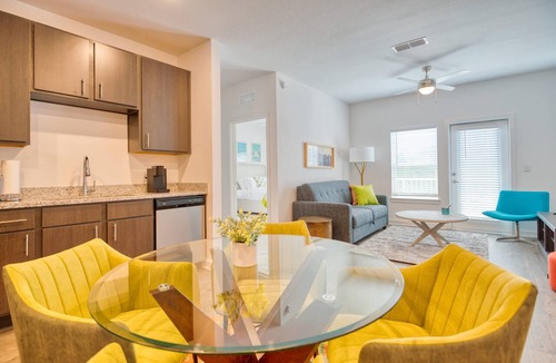 Gainesville Apartment | Walk to UF | Stylish 2BR | Ideal for Hospital & Gator Visitors
