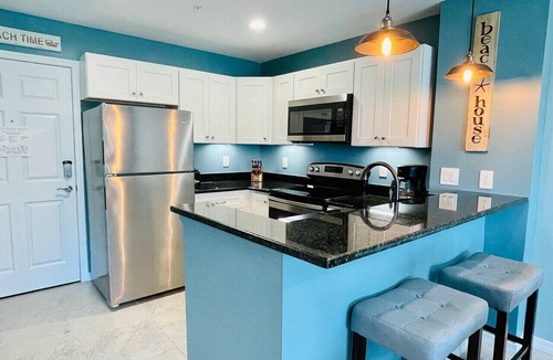 Madeira Beach Condo | Walkable Gulf View Condo Near John`s Pass, Pool