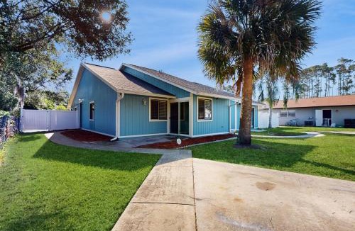 Indian Trails House | Water-view dog-friendly home with outdoor space & entertainment options