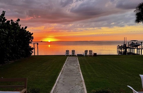 Crystal Beach House | Waterfront 3-bedroom home in Crystal Beach
