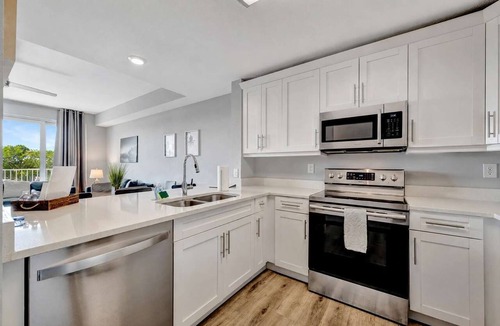 Ruskin Condo | Waterfront 3B Townhome | Beach Access & Hot Tub!