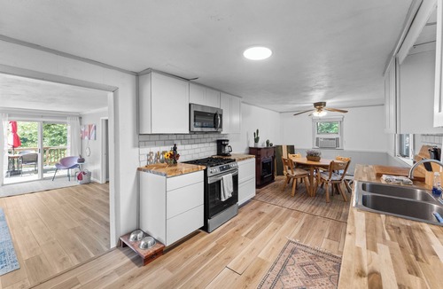Mount Marion House | Waterfront Charming Cottage
