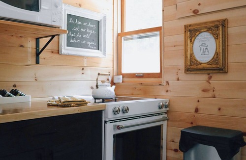 Frontenac Cottage | Waterfront Cottage on Bob's Lake w/Sauna & Hot Tub
