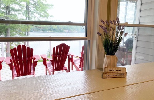 Gravenhurst House | WATERFRONT COTTAGE in Muskoka