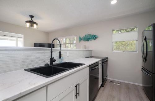 Cedar Key House | Waterfront Cottages with Sunsets, Kayaks Included!