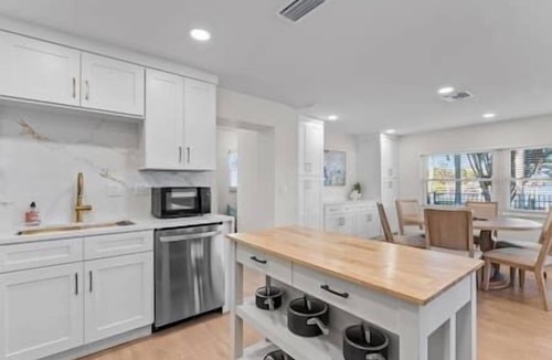 Tarpon Springs House | Waterfront Experience | Boatlift & Boat Rental