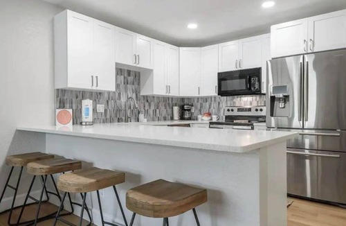 Apollo Beach House | Waterfront - Family & Pet Friendly for 6