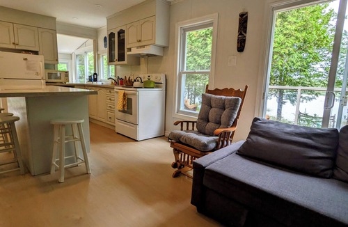 Colpoys Bay Cottage | Waterfront Green Cottage Pike Bay
