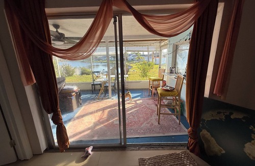 Holiday House | Waterfront Large Efficiency Room in peaceful Holiday Home with AC TV WiFi