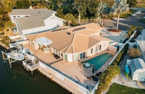 Anona House | Waterfront Oasis: Serene Retreat 7Mins To Beach!