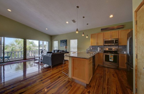 Spring Hill House | Waterfront Paradise ☼ Paddle to Gulf ☼ Resistance Swimming Spa