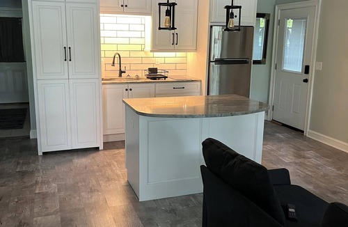 Doctors Inlet Apartment | Waterfront Retreat-Dock, Fishing & More!
